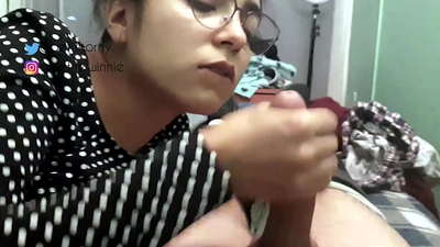 Roku darbs ar apdari rokā - daudz piena